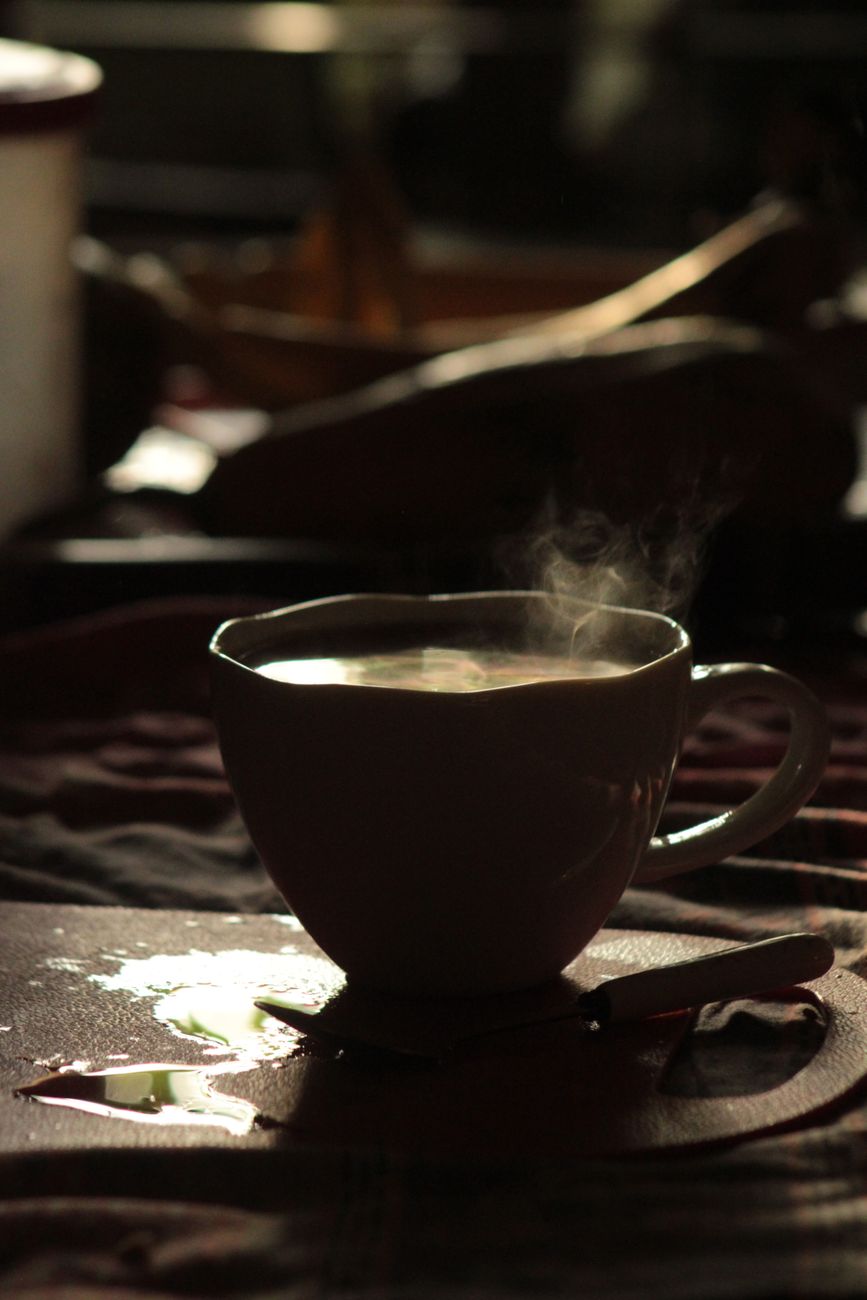 コーヒーはなぜ眠気を覚ます？脳をだますしくみ